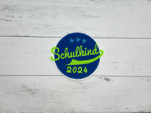 Schulkind 2024 dunkelmittelblau/neongrün/mittelblau