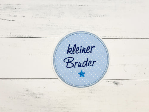 Button mit Schriftzug „kleiner Bruder“