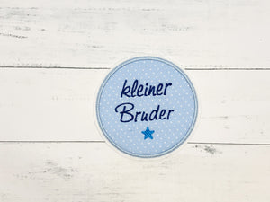 Button mit Schriftzug „kleiner Bruder“