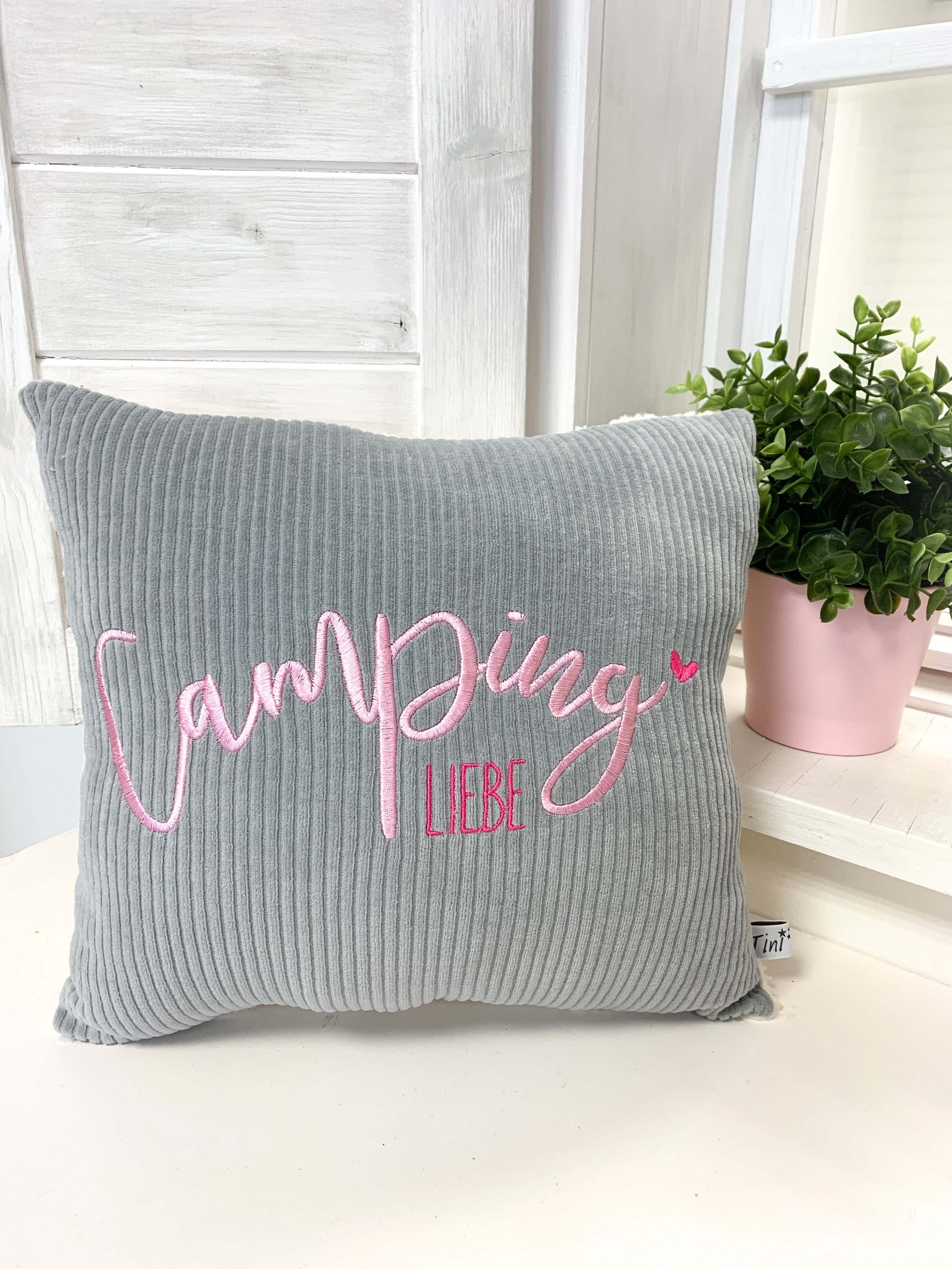 Kissen Camping-Liebe in grau/rosa – tini-stickt