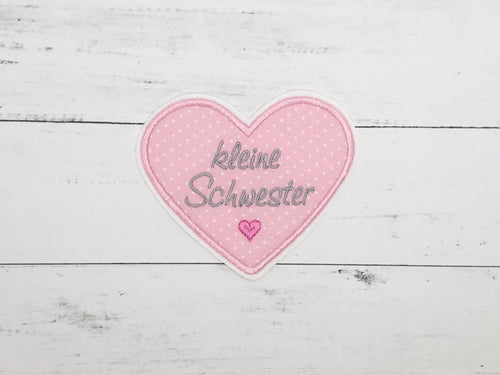 Herz mit Schriftzug „kleine Schwester“